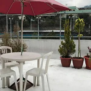  Pensión Tin House